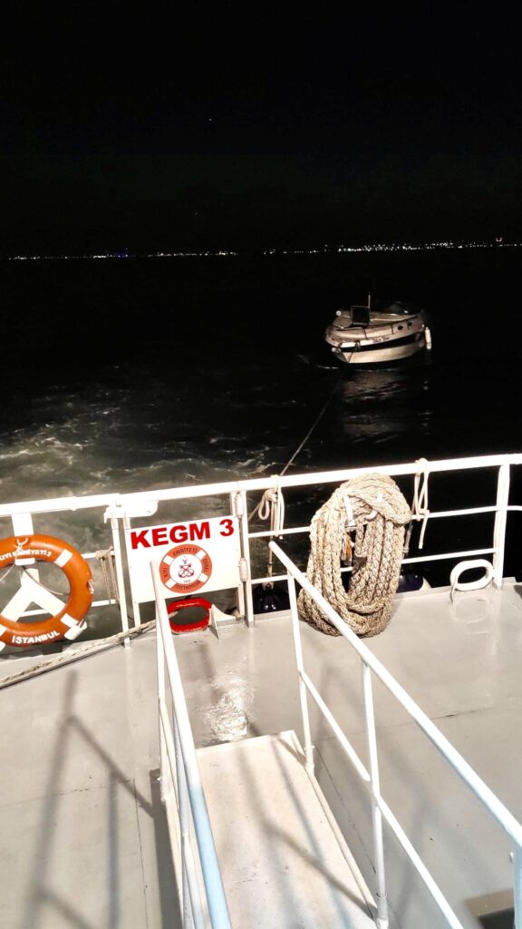 Kınalıada açıklarında sürüklenen tekne kurtarıldı