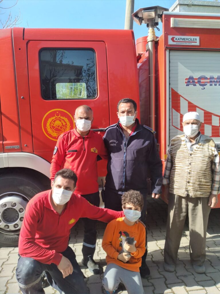 Kırıkkale’de boş su kuyusuna düşen kedi yavrusunu itfaiye kurtardı
