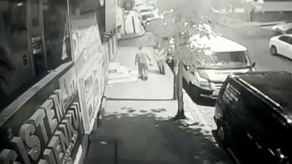 Küçükçekmece’de bıçaklı saldırı: 2 yaralı