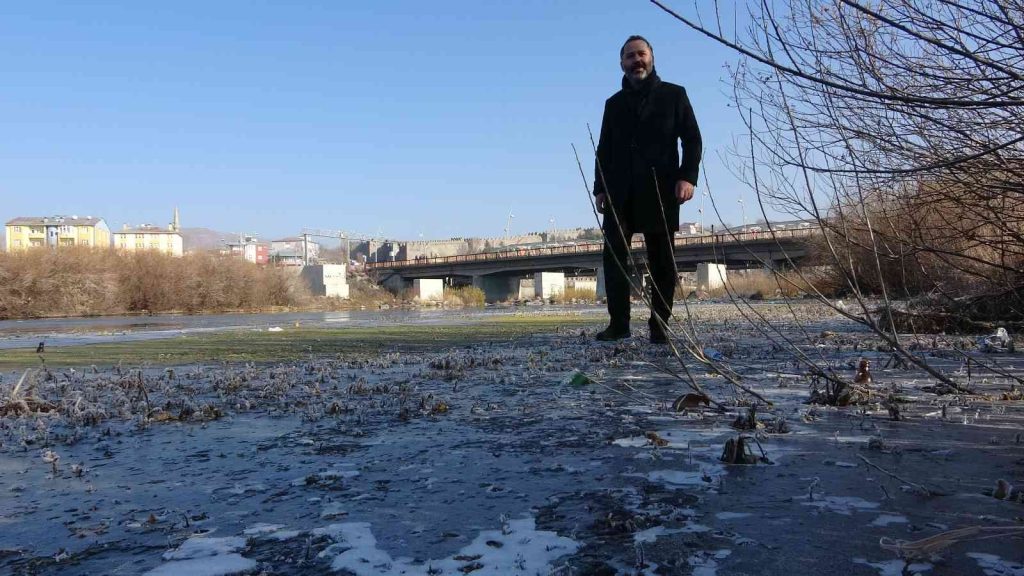 Kura Nehri’nin yüzeyi buz tuttu
