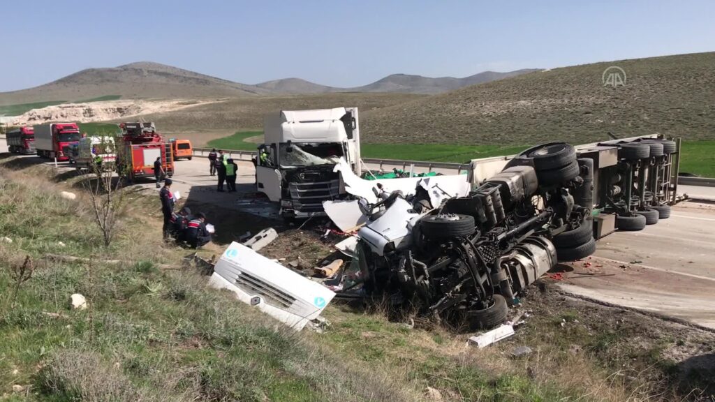 Kütahya-Afyonkarahisar kara yolunda iki tırın çarpışması sonucu 2 kişi öldü
