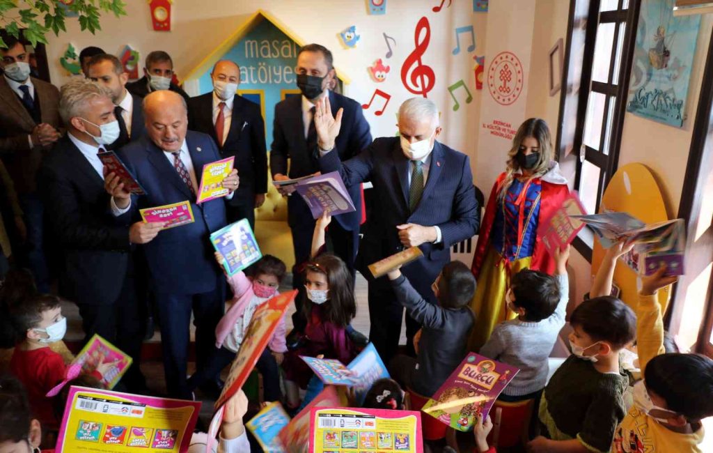 Kütüphane açılışı yapan Yıldırım, çocuklara hikâye okuyup, kitap hediye etti