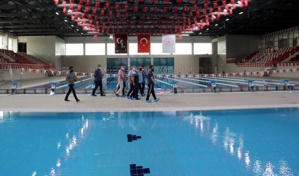 Malatya Gençlik ve Spor İl Müdürü Kayhan, olimpik yüzme havuzunu gazetecilere tanıttı