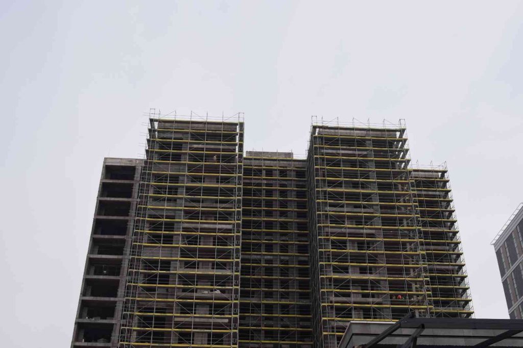 Malatya’da 17’nci kattaki intihar girişimini polis engelledi