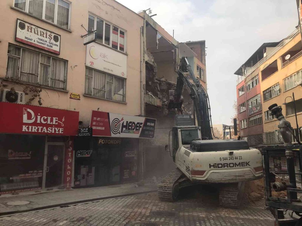 Malatya’da depremden zarar gören bir bina daha yıkıldı