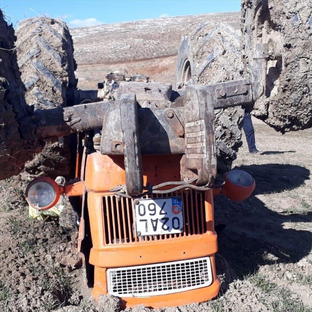 Malatya’da devrilen traktörün altında kalan yaşlı çift hayatını kaybetti