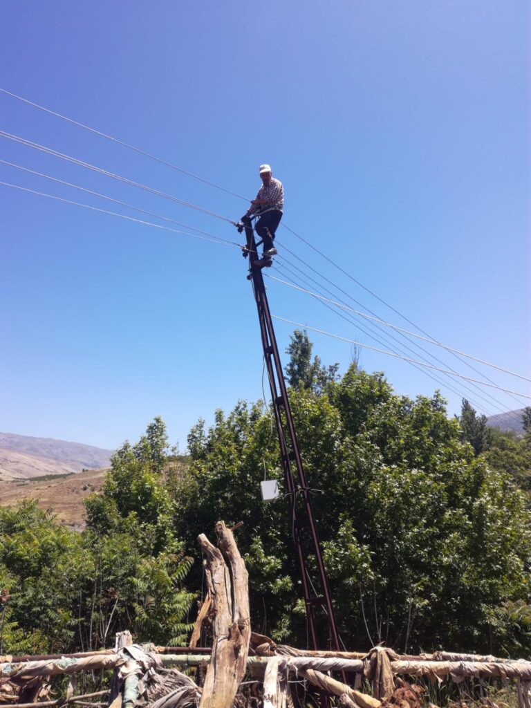 Malatya’da elektrik direğinde mahsur kalan kişiyi itfaiye kurtardı