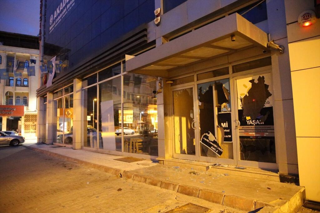 Malatya’da iş merkezinin giriş kapısının camını taş ve sopayla kıran kişi gözaltına alındı