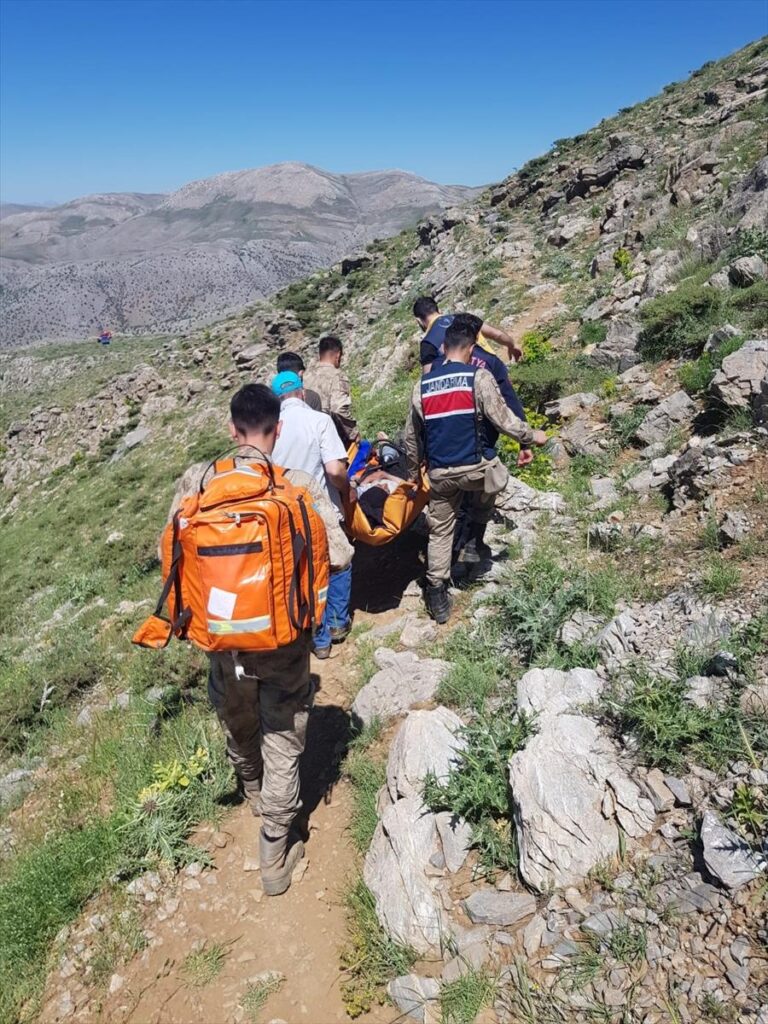 Malatya’da mantar ve ot toplamak için çıktığı kayalıklardan düşen kişi yaralandı