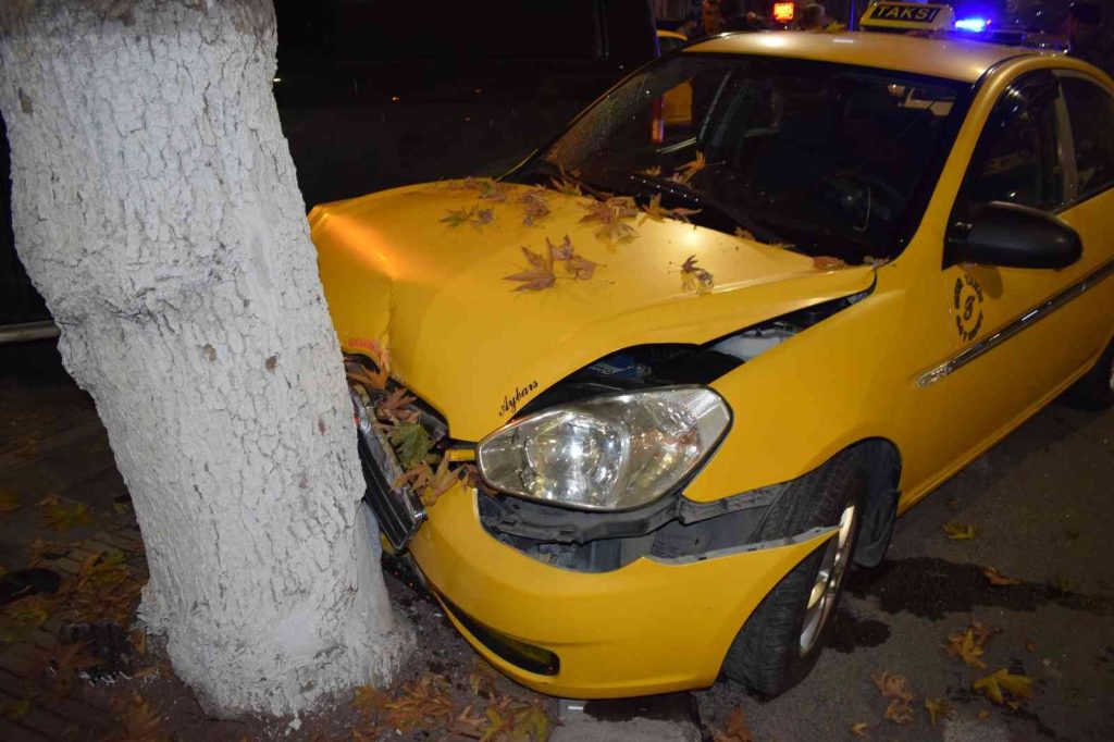 Malatya’da minibüsün çarptığı ticari araç hurdaya döndü: 1 yaralı