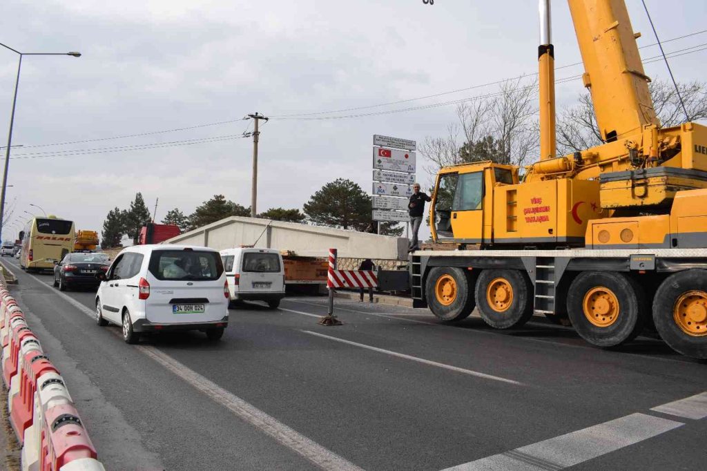 Malatya’da yola düşen dev beton makas trafiği felç etti