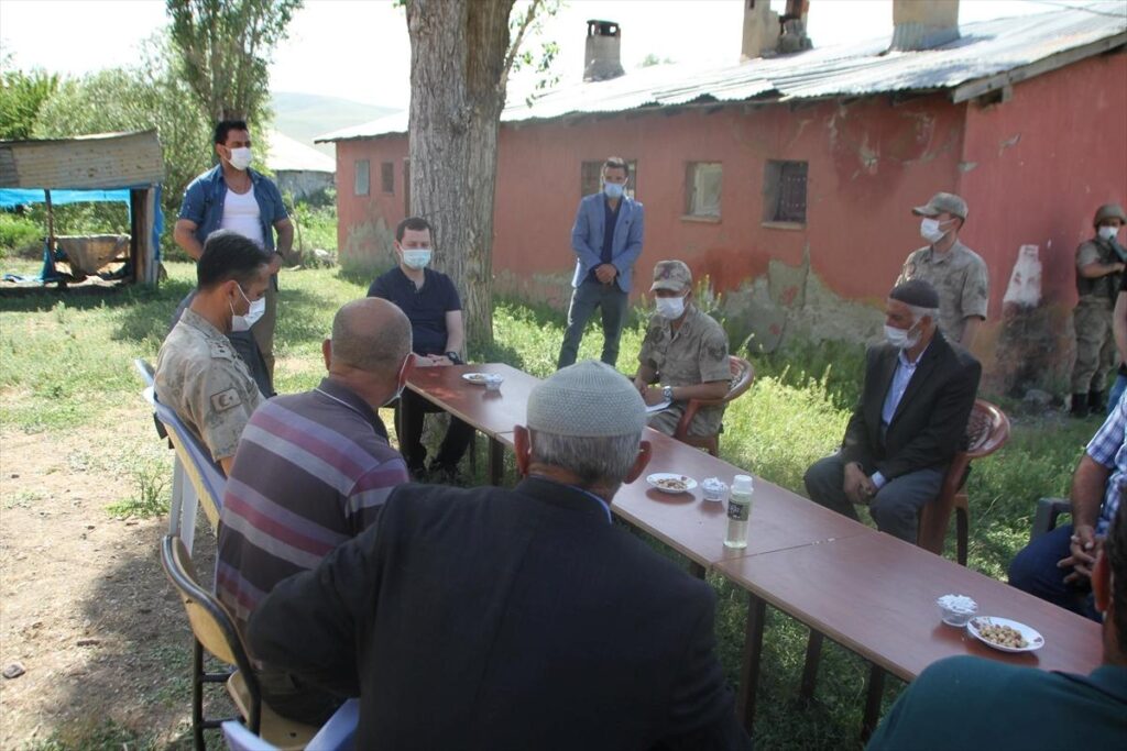 Malazgirt Kaymakamı Demirer, Aktuzla köyünü ziyaret etti