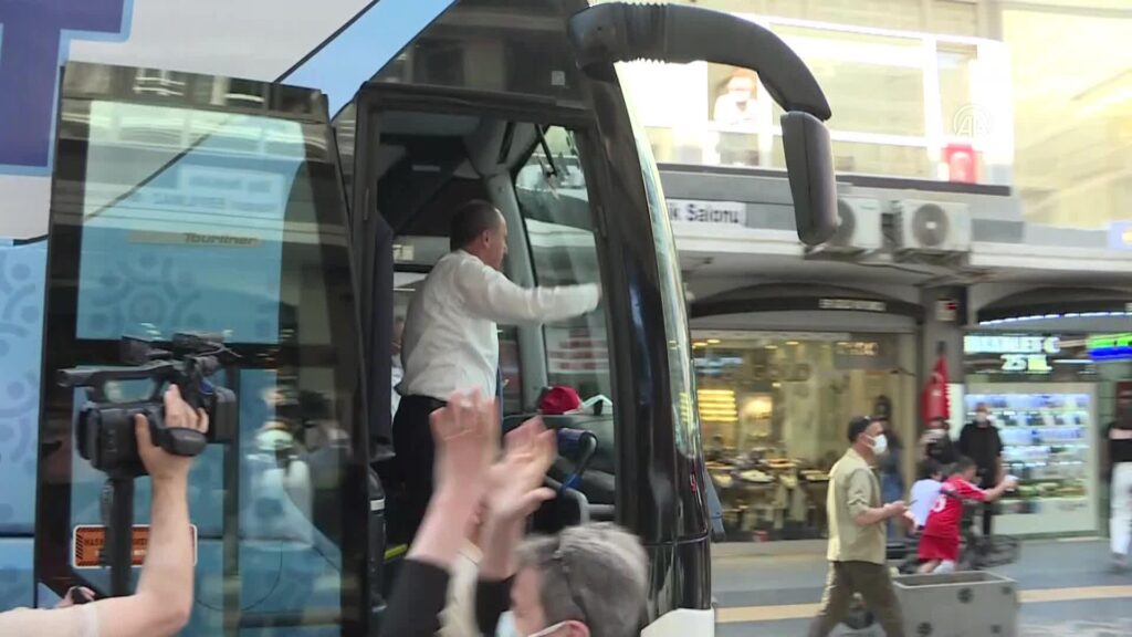 Memleket Partisi Genel Başkanı Muharrem İnce Samsun’da vatandaşları selamladı