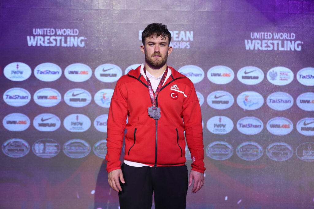 Milli güreşçi Süleyman Karadeniz Avrupa ikincisi oldu