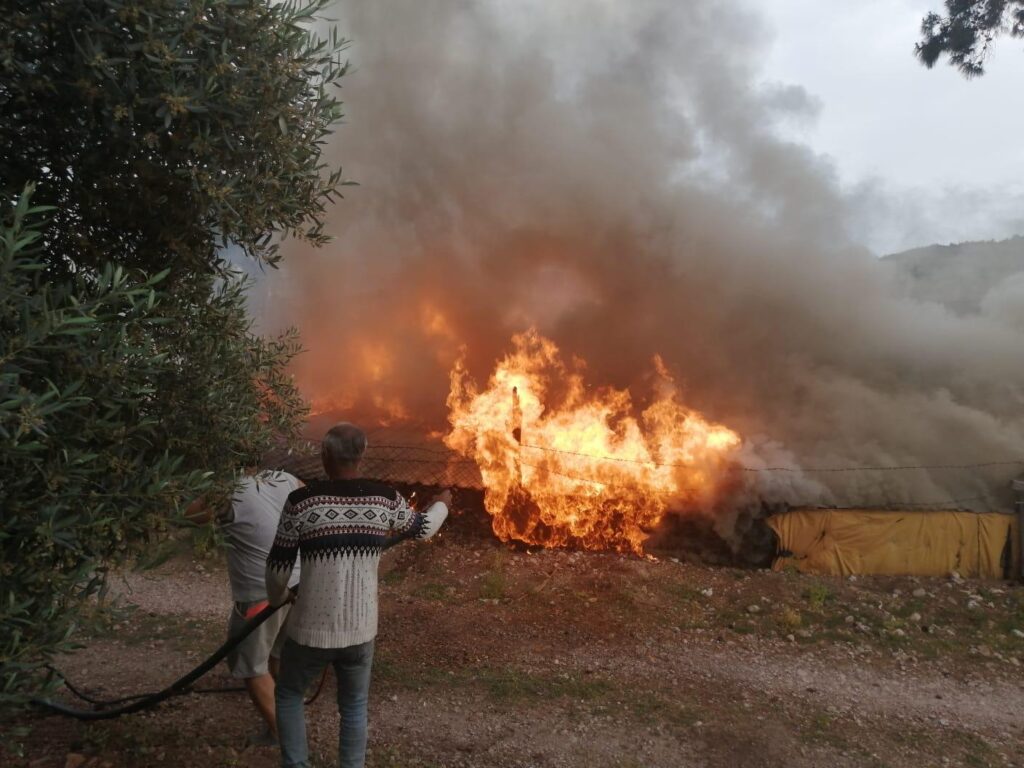 Muğla’da yangın çıkan ahşap ev kullanılamaz hale geldi