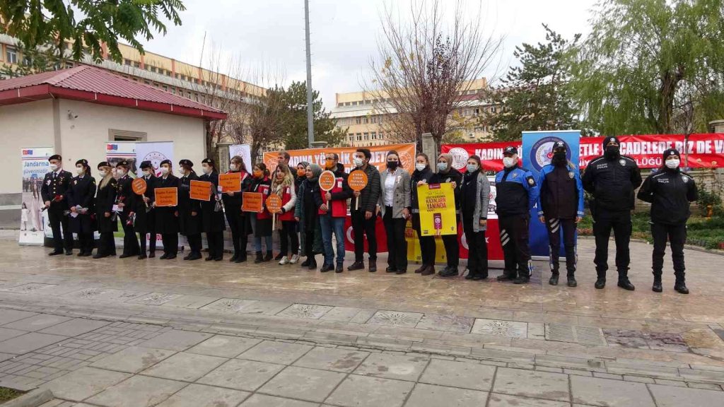 Muş’ta güvenlik güçleri kadınlara KADES’i tanıttı