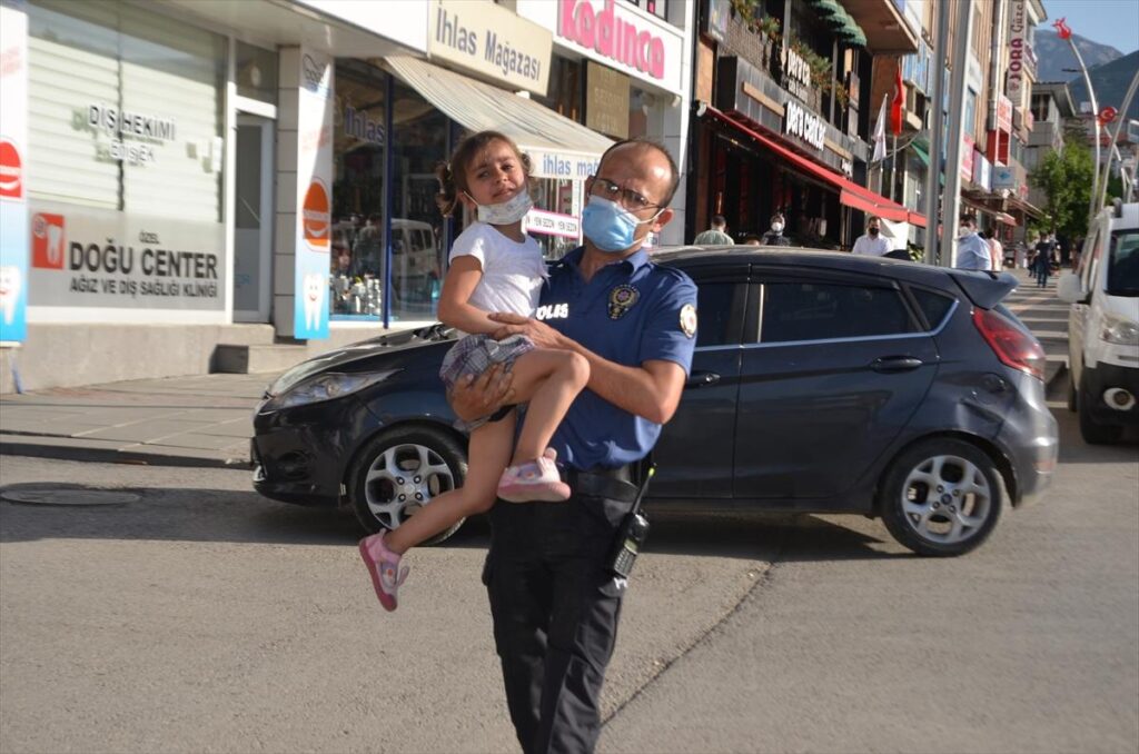 Muş’ta kaybolan çocuk polis ekiplerince ailesine teslim edildi