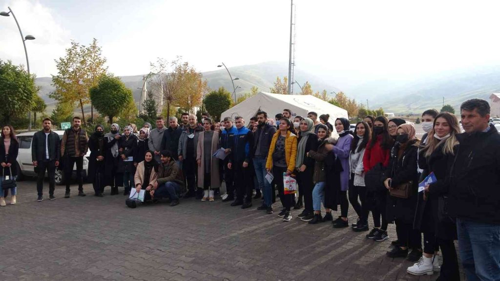 Muş’ta üniversite öğrencilerine çadır kurma eğitimi verildi