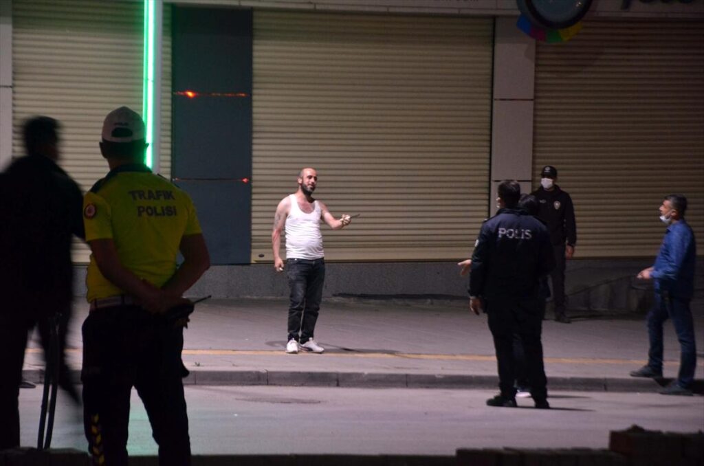 Muş’ta yolu trafiğe kapatıp çevredekilere saldıran kişiyi polis ikna etti