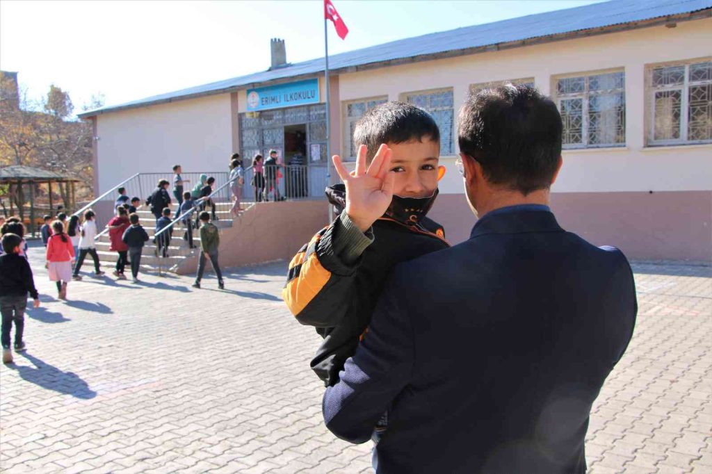 O bir öğretmen daha fazlası, engelli öğrencisini her teneffüs kucağında gezdiriyor