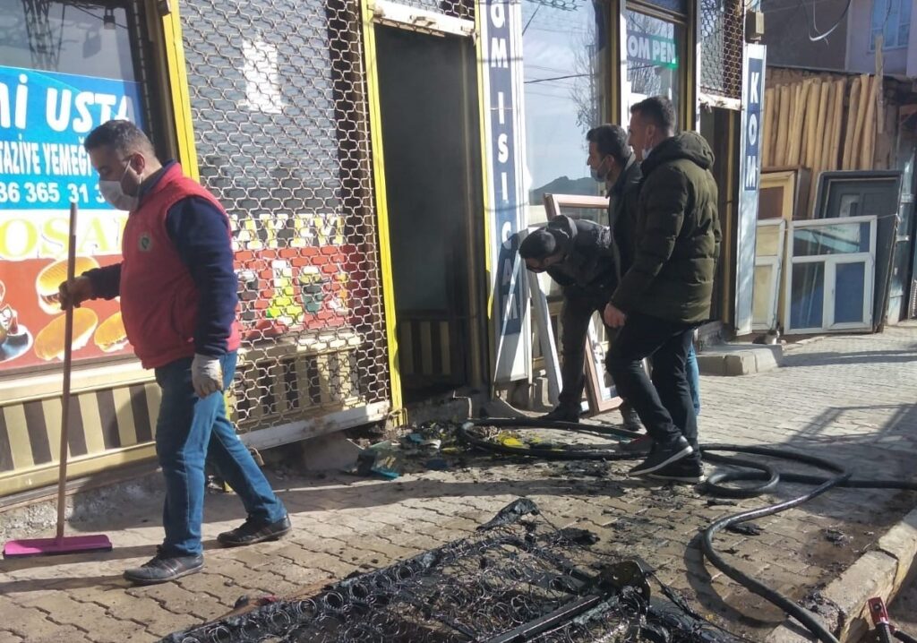 Özalp’ta iş yerinde çıkan yangın hasara neden oldu