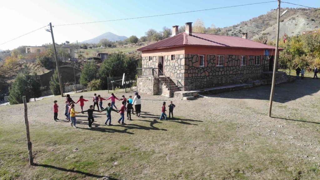 (Özel) Elif öğretmenin eğitim aşkı