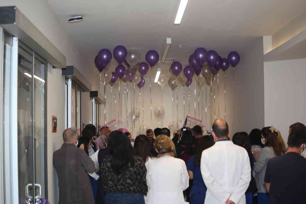 Prematüre bebekler için pasta kesildi