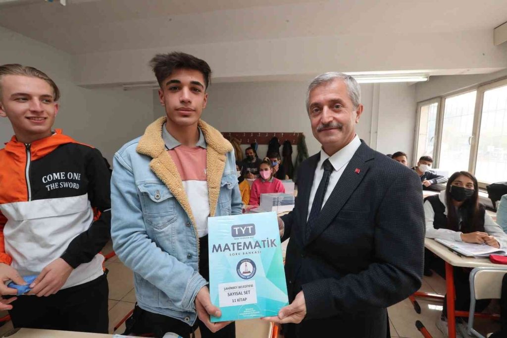 GAZİANTEP – Şahinbey’de sınava hazırlanan öğrencilere eğitim seti