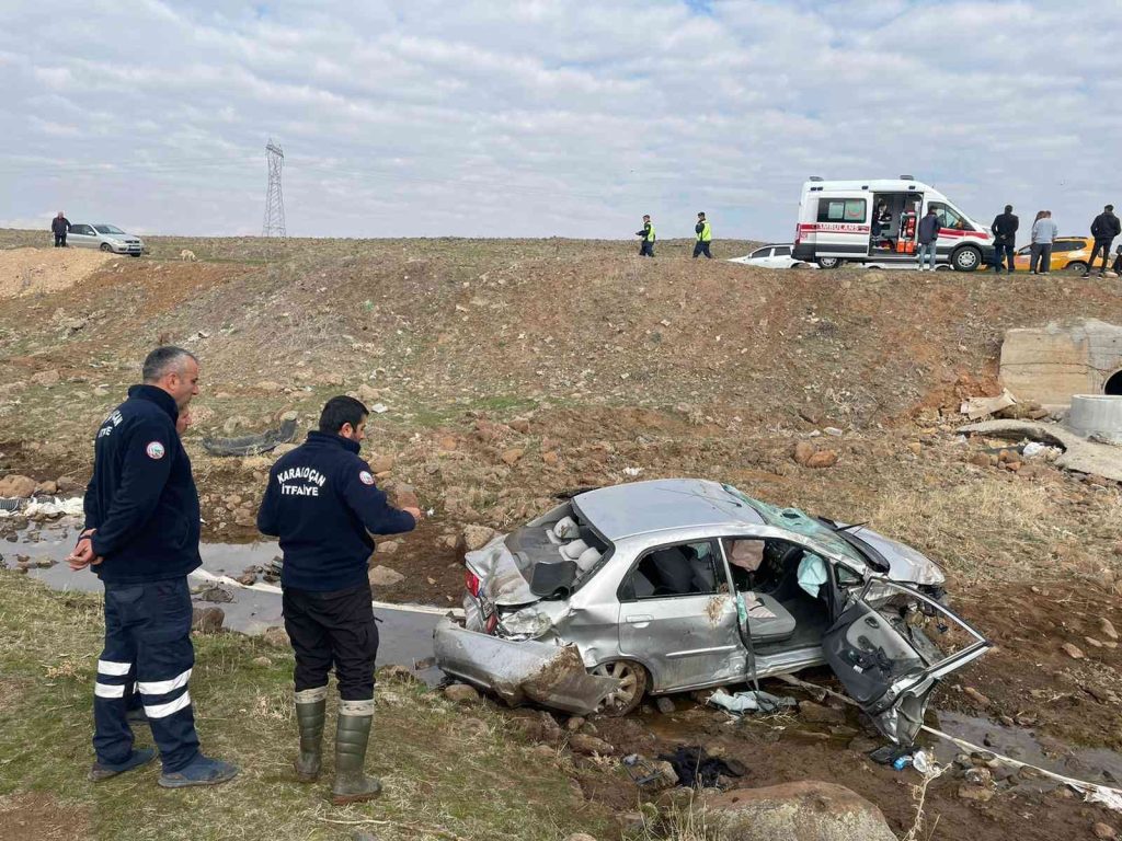 Şarampole yuvarlanan otomobil hurdaya döndü: 2 yaralı