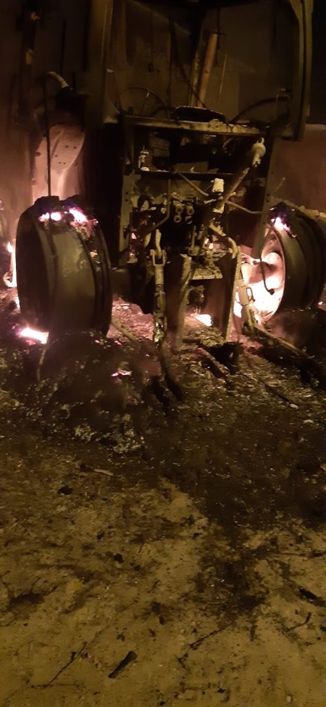 Sıfır aldığı traktör cayır cayır yandı