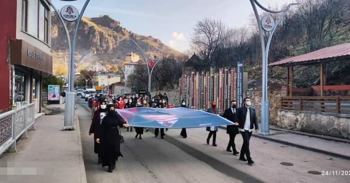 Sınırda şehit öğretmenler için yürüyüş