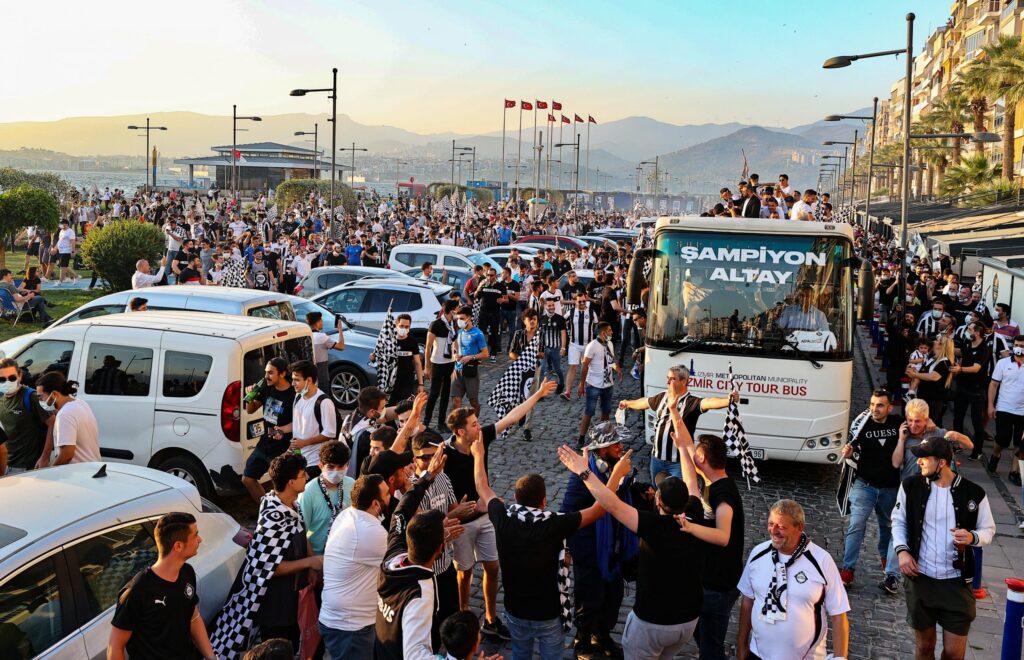 Süper Lig vizesi alan Altay İzmir’de şampiyonluğunu kutladı