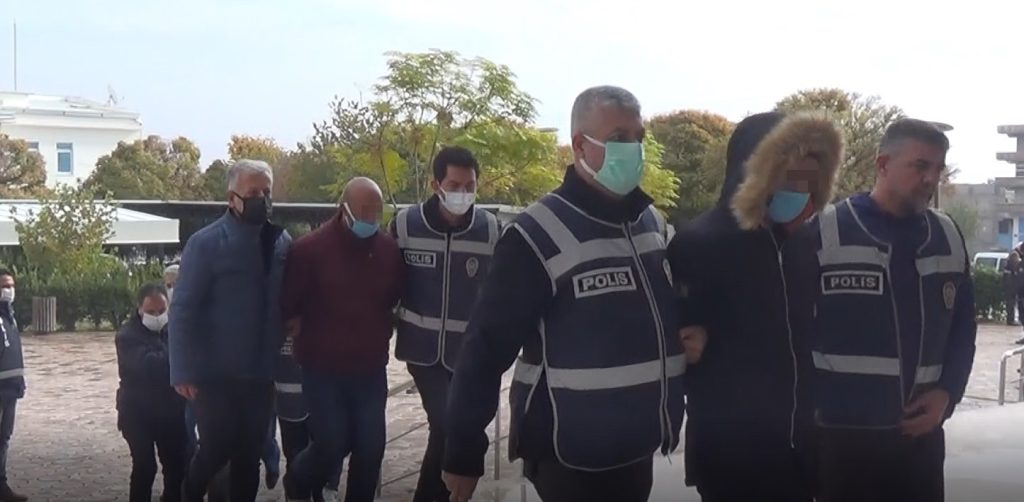 Toprağa gömülü bulunan 2 kişinin ölümüyle ilgili yakalanan 4 şüpheli adliyede