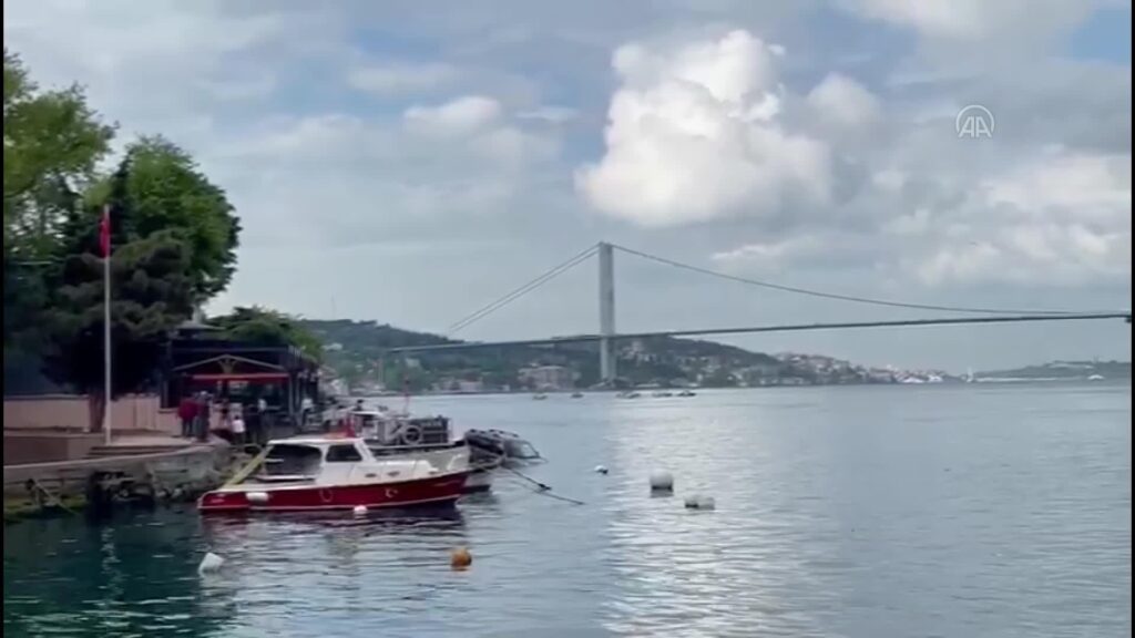 Üsküdar’da park halindeki araç denize düştü