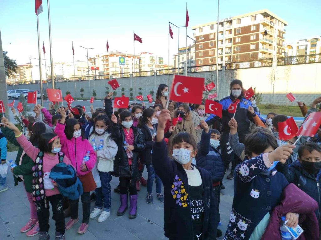 Van polisi öğrencileri sinemayla tanıştırdı