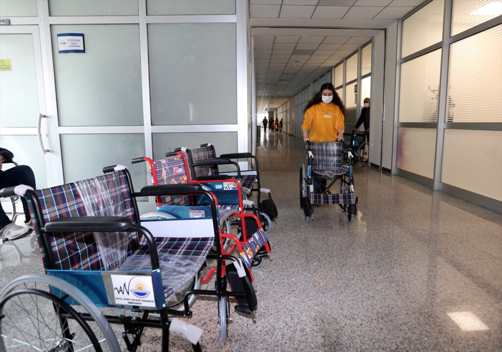 Van’da engellilere tekerlekli sandalye hediye edildi