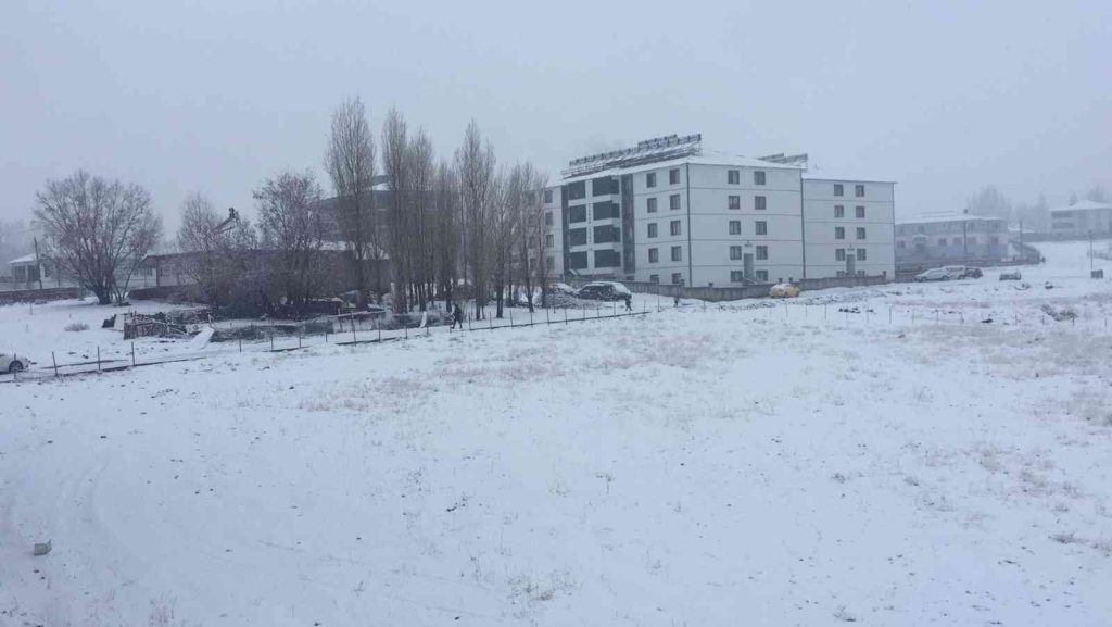 Yılın 5 ayını kar altında geçiren Karlıova beyaza büründü