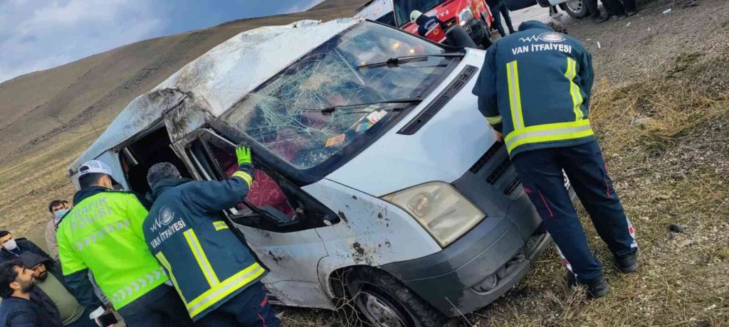 VAN – Yolcu minibüsü takla attı: 2’si ağır 5 yaralı