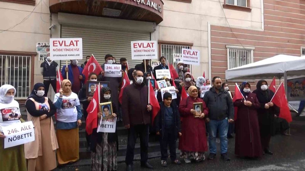 Yüreği yanık aile Tekirdağ’dan gelip evlat nöbetine katıldı