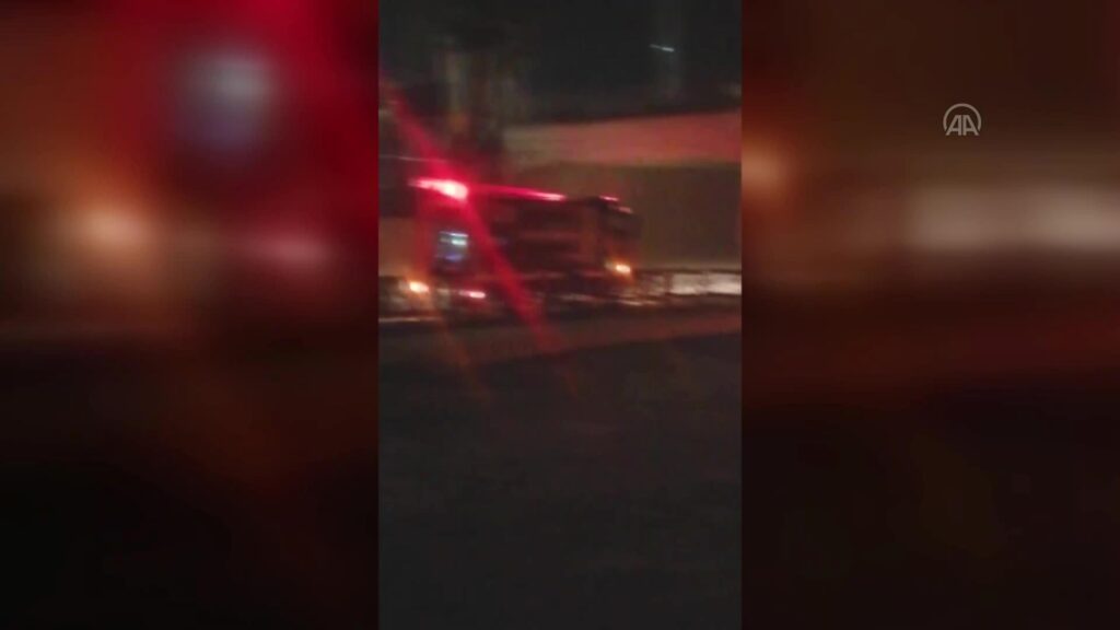 Zeytinburnu’nda alev alan bir minibüs kullanılamaz hale geldi