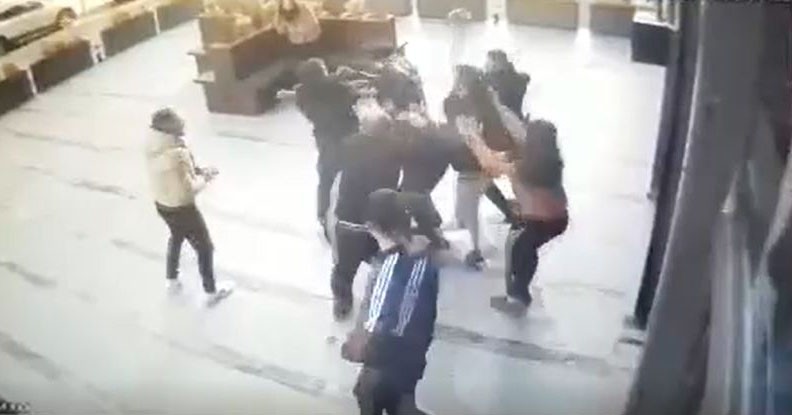 15 kişi tek kişiye saldırdı, araya girenlere bıçak çektiler