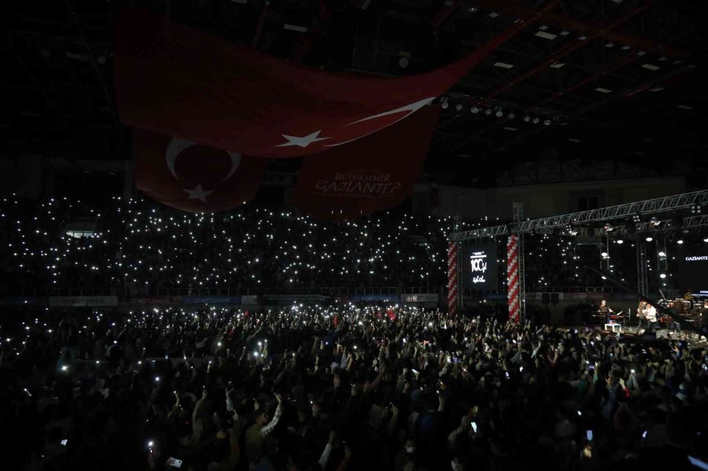25 Aralık halk konserleri Eypio ve Koray Avcı ile sürüyor