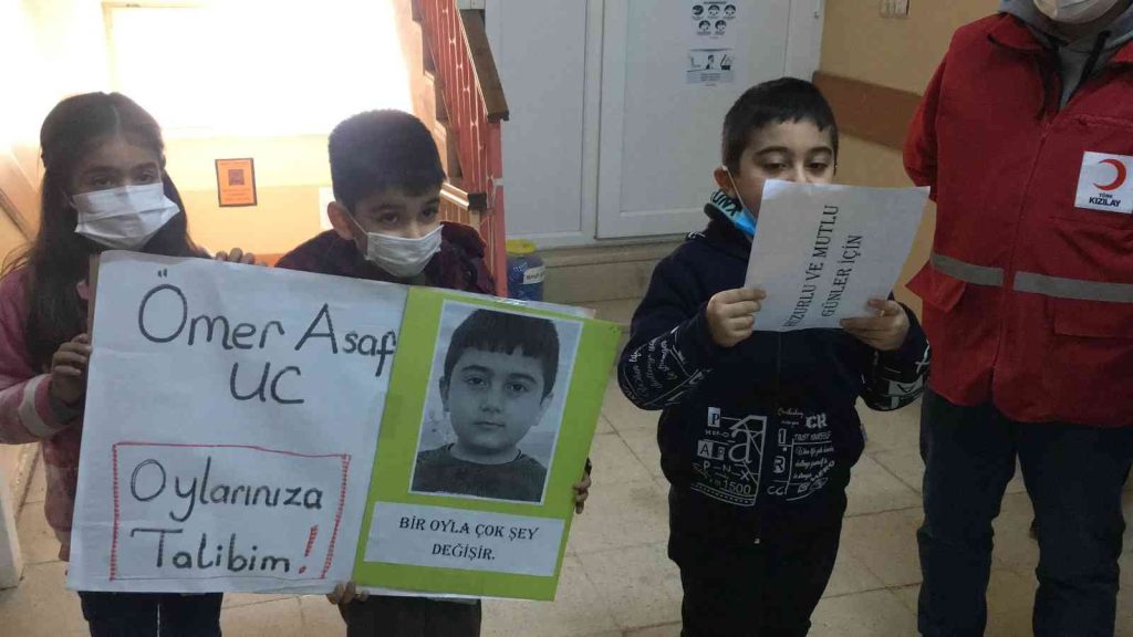 8 yaşındaki Ömer’in seçim vaatleri, belediye başkanını bile şaşırttı