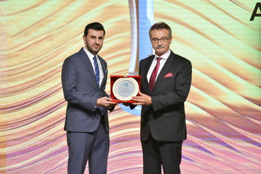 Acarsan Holding Ekonomi Zirvesinden ödülle döndü