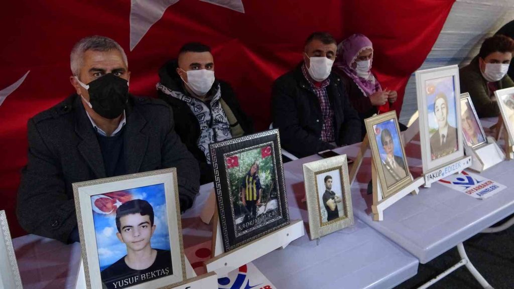 DİYARBAKIR – Aileler canları pahasına evlat nöbetinde