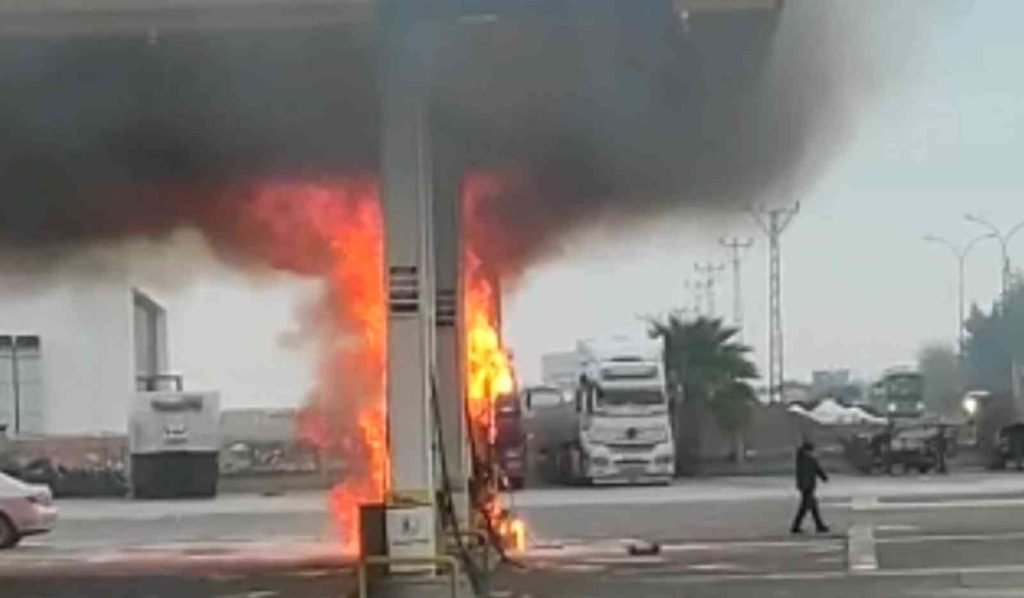 Akaryakıt istasyonunda korkutan yangın kamerada