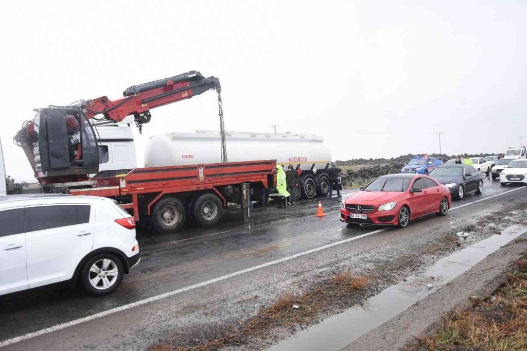 DİYARBAKIR – Akaryakıt yüklü tanker devrildi, uzun trafik kuyruğu oluştu