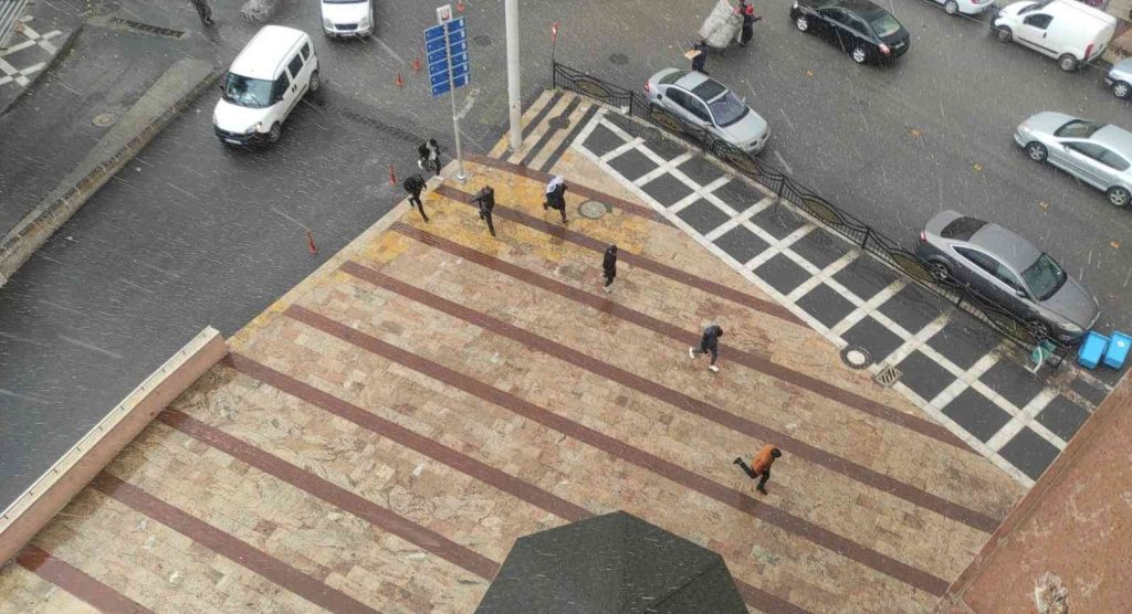 Ani yağmurdan kaçanlar kameraya takıldı