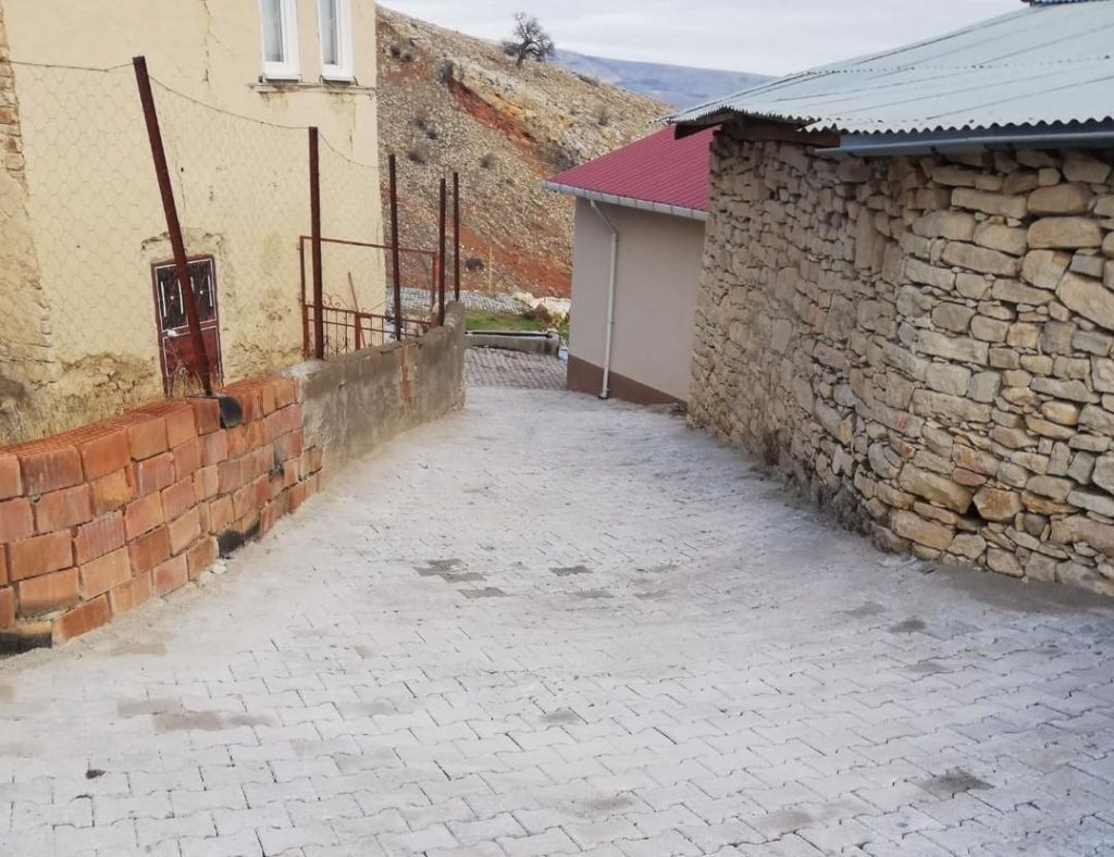MALATYA – Arapgir’de kilit taş çalışmaları sürüyor