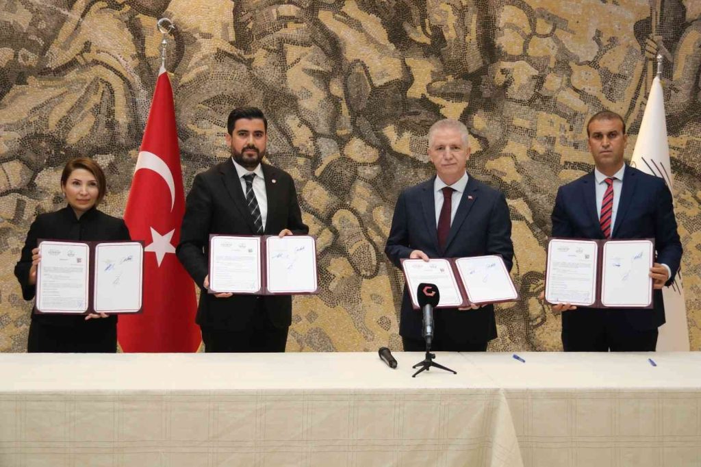 Ay ailesinden 2 okul